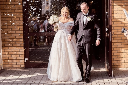 wyjście z kościoła, welon — Bronekfoto Fotografia Ślubna — Fotograf ślubny · Wrocław