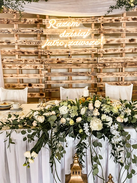 stół pary młodej, napis neonowy — Restauracja Rubinowa — Sala weselna · Koszęcin