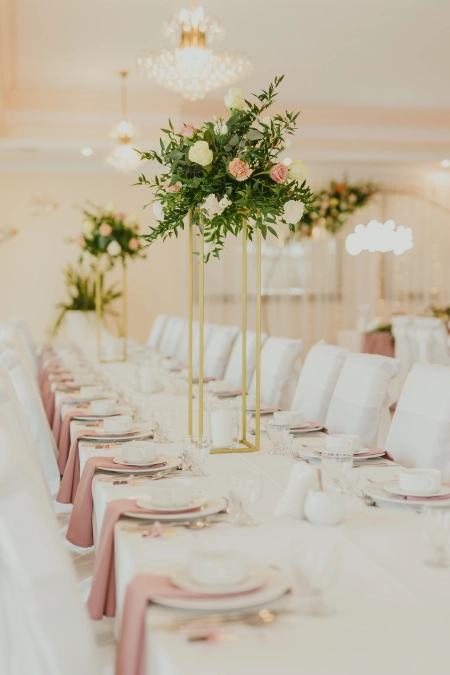 zastawa stołowa, pudrowy róż — Wichrowe Wzgórze Resort & Spa — Sala weselna · Chmielno