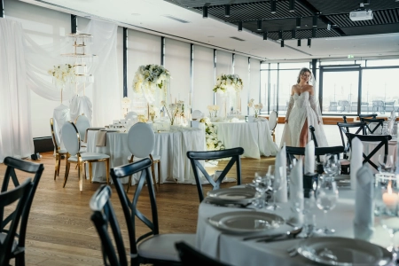 zastawa stołowa — Q Hotel Plus Wrocław Bielany — Sala weselna · Bielany Wrocławskie