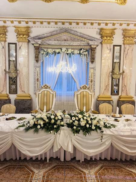 aranżacja stołu, stół pary młodej, napis neonowy — Hotel Książę Poniatowski — Sala weselna · Łazy