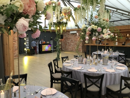 pudrowy róż — Restauracja Kuźnia Kulturalna — Sala weselna · Warszawa