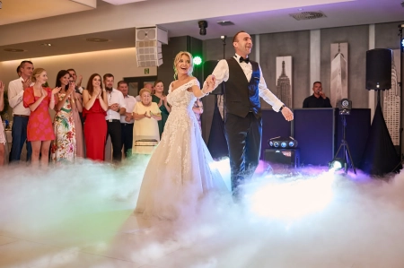 taniec w chmurach — Bronekfoto Fotografia Ślubna — Fotograf ślubny · Wrocław