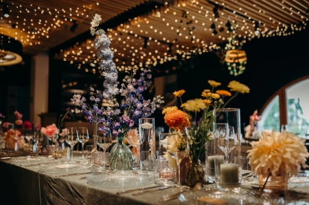 zastawa stołowa, girlandy świetlne, świece — POZIOM 511 JURA WELLNESS HOTEL & SPA — Sala weselna · Ogrodzieniec