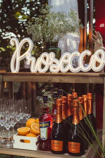 napis neonowy — Uno Momento - mobilny cocktail bar — Barman na wesele · Kraków