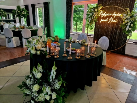 stół pary młodej, świece, napis neonowy — Hotel Podróżnik — Sala weselna · Środa Wielkopolska