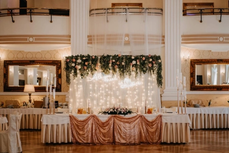 stół pary młodej, napis neonowy — Restauracja Adria — Sala weselna · Ruda Śląska