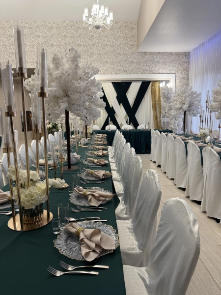 aranżacja stołu, zastawa stołowa, butelkowa zieleń — Restauracja FUEGO — Sala weselna · Radom