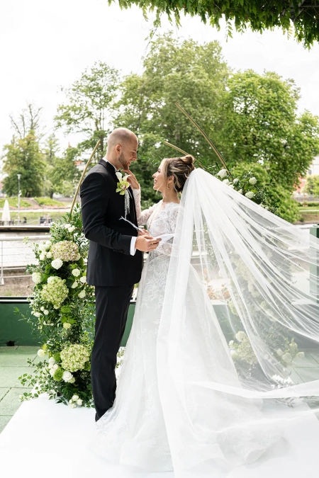 ślub w plenerze, welon — Hotel HP Park Plaza — Sala weselna · Wrocław