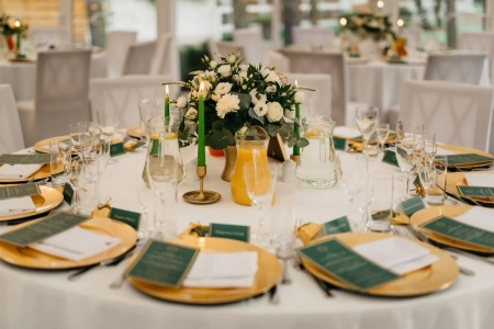 zastawa stołowa, butelkowa zieleń — Restauracja Krasnodwór — Sala weselna · Warszawa