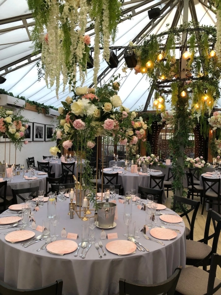 aranżacja stołu, pudrowy róż — Restauracja Kuźnia Kulturalna — Sala weselna · Warszawa