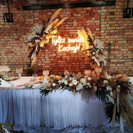 stół pary młodej, napis neonowy — Stodoła Rasztów — Sala weselna · Rasztów