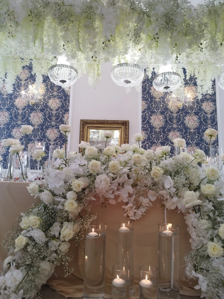 stół pary młodej, róże — Hotel Garden sp. j. Z.M. Haftarczuk — Sala weselna · Bolesławiec