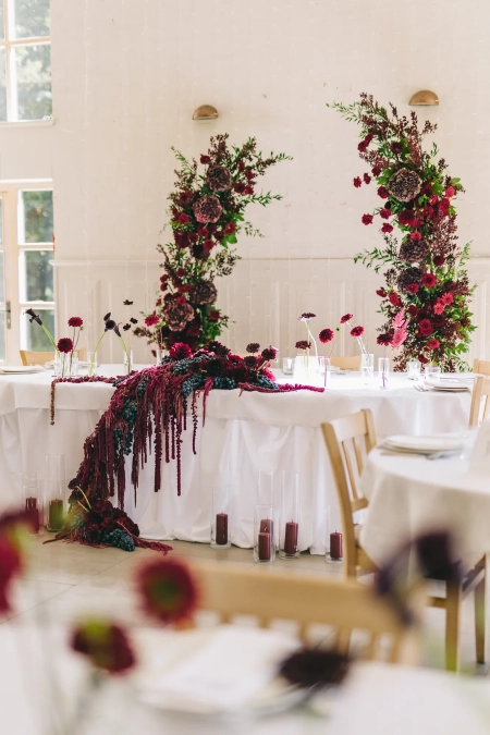 stół pary młodej — Pracownia Florystyczna Green Loft — Dekoracje ślubne · Wrocław