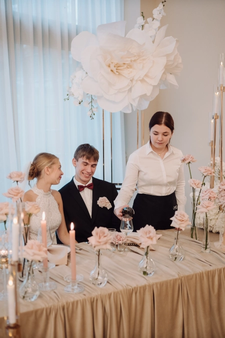 stół pary młodej, świece, róże — Largo Lake Resort — Sala weselna · Borsk