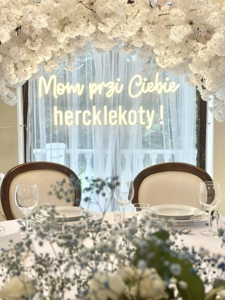 stół pary młodej, zastawa stołowa, napis neonowy — Restauracja-Hotel Korona — Sala weselna · Rybnik