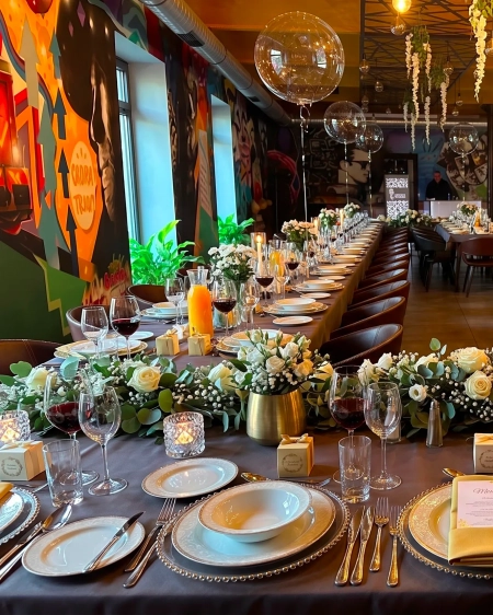 zastawa stołowa, upominki dla gości — California Restaurant - Przyjęcia okolicznościowe — Sala weselna · Tarnowskie Góry