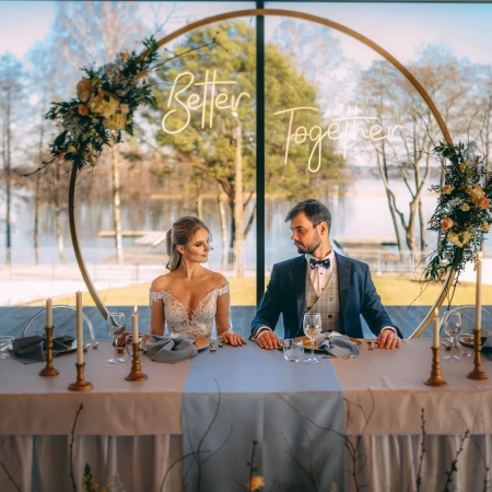 stół pary młodej, napis neonowy — Żeglarska Zatoka — Sala weselna · Biskupiec