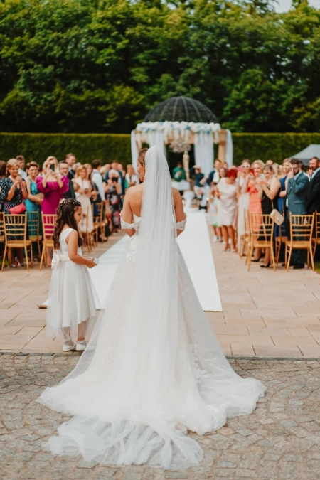 ślub w plenerze, ceremonia plenerowa, welon — Patryk Woźniak Fotografia — Fotograf ślubny · Kraków