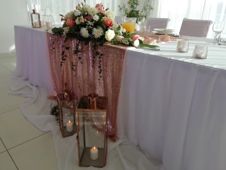 aranżacja stołu, stół pary młodej, różowe złoto — Essenza Party Center — Sala weselna · Świdnica