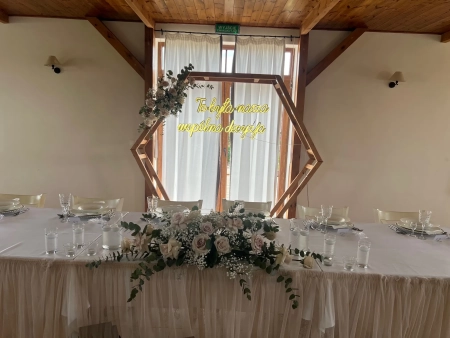 stół pary młodej, napis neonowy — OLA FLOW ALEKSANDRA CZAJKOWSKA — Dekoracje ślubne · Włocławek