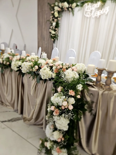 stół pary młodej, świece — Szaniecki Dwór — Sala weselna · Busko-Zdrój