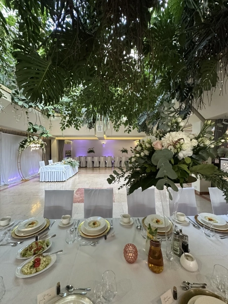 stół pary młodej — Restauracja Botanika & EuroHotel Swarzędz — Sala weselna · Swarzędz