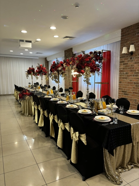 aranżacja stołu, zastawa stołowa — Hotel Przystanek Toruń*** & Restauracja Lokomotywa — Sala weselna · Toruń