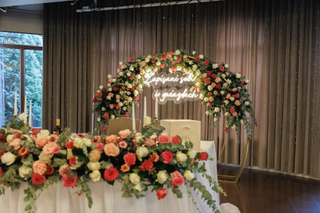 stół pary młodej, napis neonowy, róże — Pracownia florystyczna Agnieszka Świtała — Dekoracje ślubne · Wodzisław Śląski