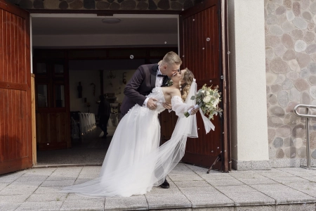 wyjście z kościoła, welon — Aneta Nowacka Fotografia Ślubna i Wideo 2 w 1 ⭐️ — Fotograf ślubny · Bydgoszcz