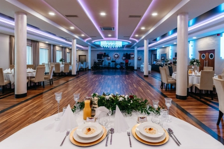 stół pary młodej, zastawa stołowa — Restauracja Hotel Pod Herbami — Sala weselna · Strzyżów