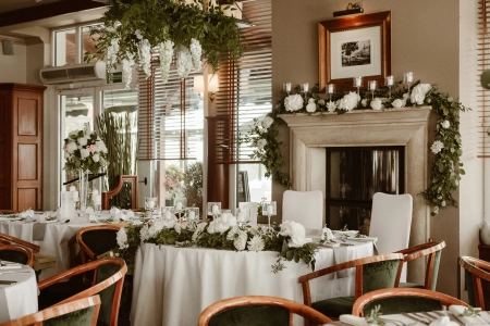 stół pary młodej, greenery — Meduza Hotel & Restauracja Mielno — Sala weselna · Koszalin