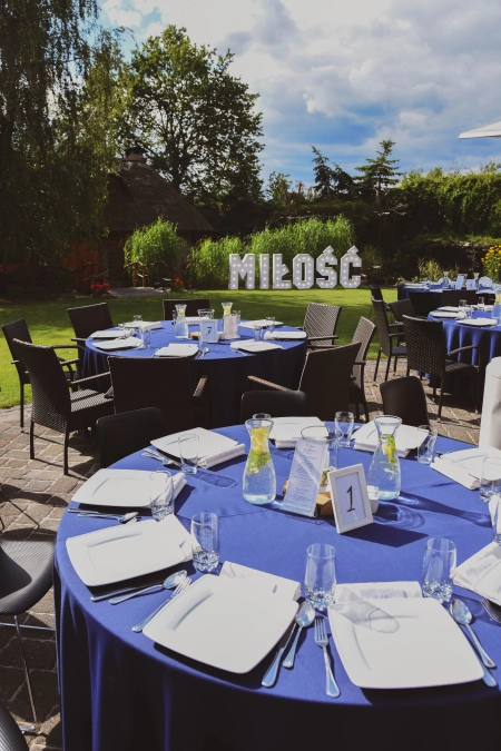 aranżacja stołu, zastawa stołowa, przyjęcie w ogrodzie — Hotel Restauracja Jaśmin — Sala weselna · Owińska