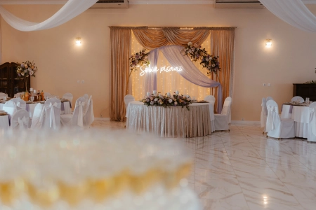 stół pary młodej — DOM WESELNY "NAD STAWAMI" DOROTA POŻUCZEK — Sala weselna · Przeworno