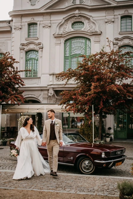 auto do ślubu — Pod Zielonym Dębem — Sala weselna · Chałupki