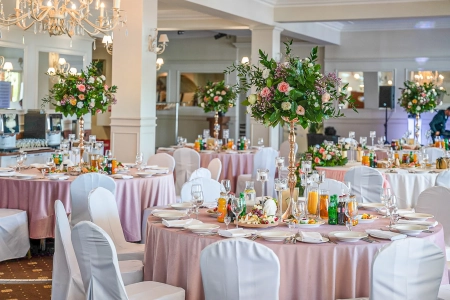 zastawa stołowa, pudrowy róż — Hotel Tajty *** Wellness&SPA — Sala weselna · Wilkasy
