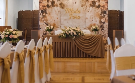 aranżacja sali, stół pary młodej — HM Gastro Sala Okolicznoścowa — Sala weselna · Poznań