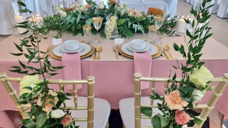 zastawa stołowa, pudrowy róż — Wichrowe Wzgórze Resort & Spa — Sala weselna · Chmielno