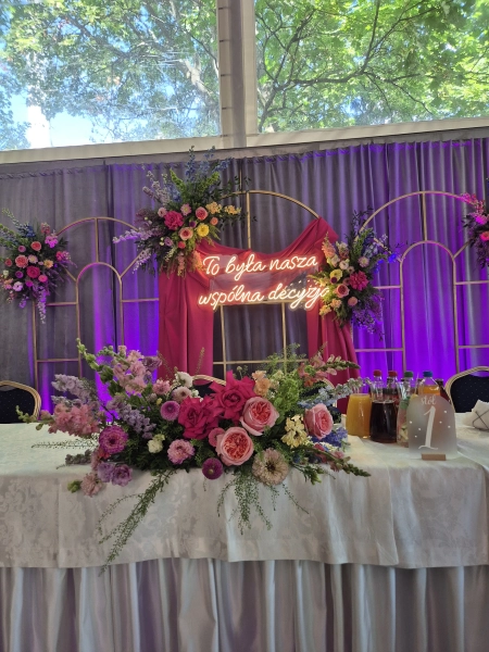 stół pary młodej, napis neonowy — Curly Creations Events — Konsultantka ślubna · Lublin