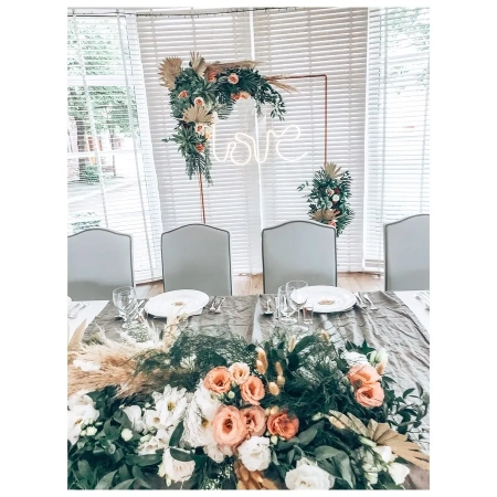 zastawa stołowa, napis neonowy — Restauracja Wratislavia- wesela — Sala weselna · Wrocław