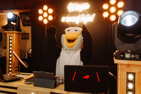 napis neonowy — Dj Danny Be - saksofon/gitara/akordeon/foto-przyczepa — Dj na wesele · Gliwice