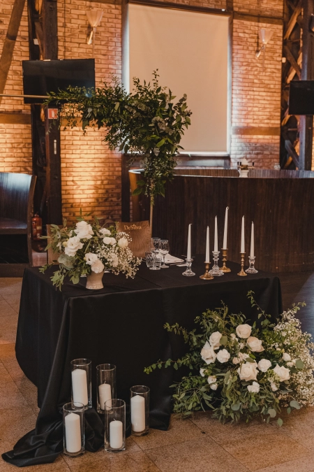 stół pary młodej, świece — Stara Zajezdnia Kraków by DeSilva — Sala weselna · Kraków