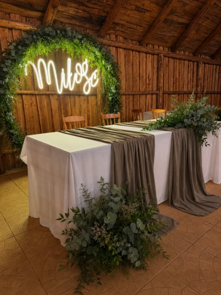 stół pary młodej, napis neonowy, eukaliptus — M decoration — Dekoracje ślubne · Gdańsk