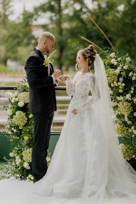 nakładanie obrączek, ślub w plenerze — Hotel HP Park Plaza — Sala weselna · Wrocław