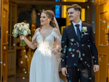 bańki mydlane, wyjście z kościoła, welon — Arkadiusz Sęk Fotografia — Fotograf ślubny · Piotrków Trybunalski