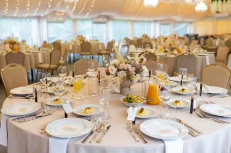 zastawa stołowa, girlandy świetlne — Hotel Atena — Sala weselna · Mielec