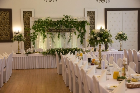 stół pary młodej — Studio 2000 Hotel Nad Czernicą *** — Sala weselna · Czarne