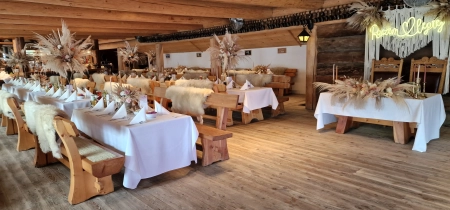 aranżacja stołu, stół pary młodej, napis neonowy — Krakowiacy i Górale — Sala weselna · Krzyszkowice