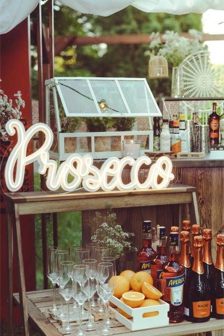 napis neonowy — Uno Momento - mobilny cocktail bar — Barman na wesele · Kraków