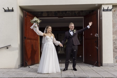 bańki mydlane, wyjście z kościoła, welon — Aneta Nowacka Fotografia Ślubna i Wideo 2 w 1 ⭐️ — Fotograf ślubny · Bydgoszcz